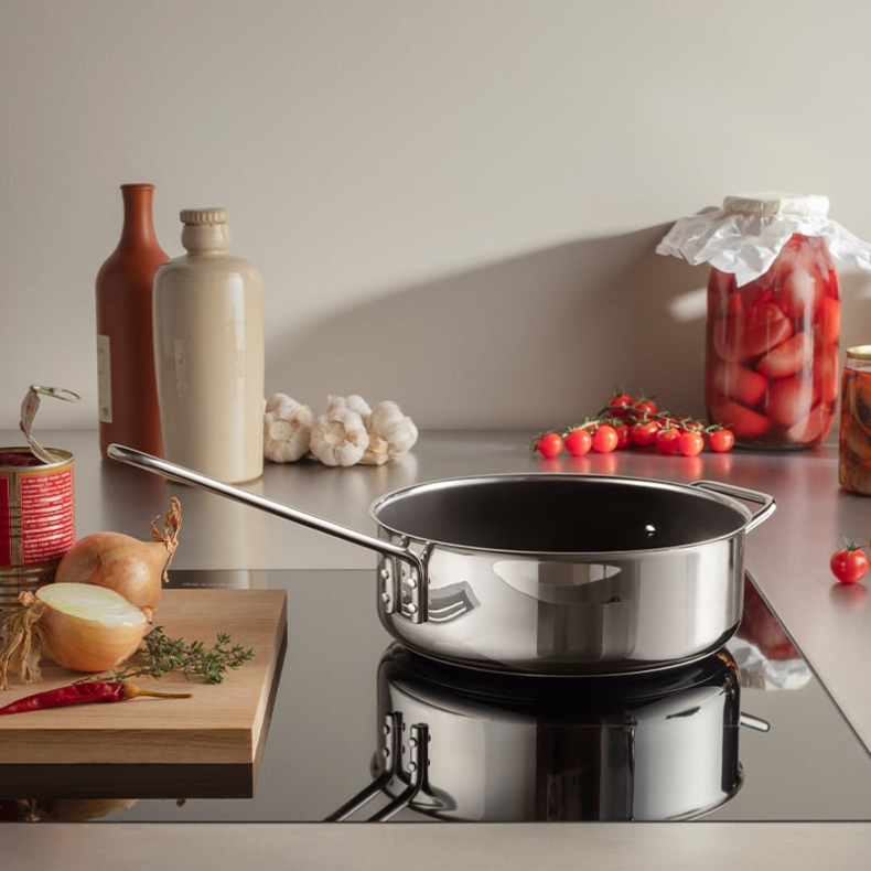 Eva Trio Recycled Stainless Steel sauterpande 24 cm keramisk Slip-Let belgning