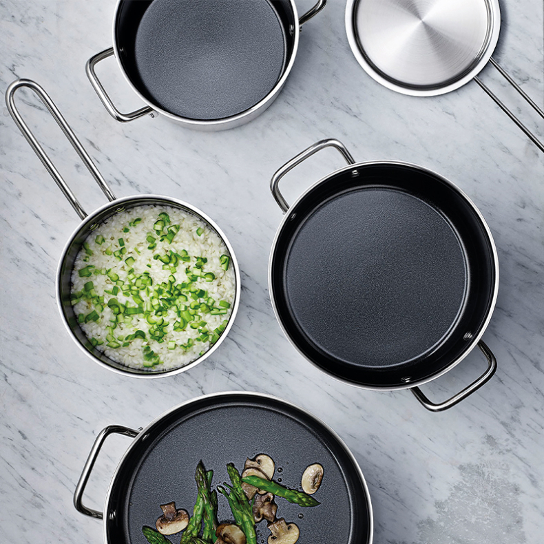 Eva Trio Recycled Stainless Steel gryde med keramisk Slip-Let belgning 2,2 liter