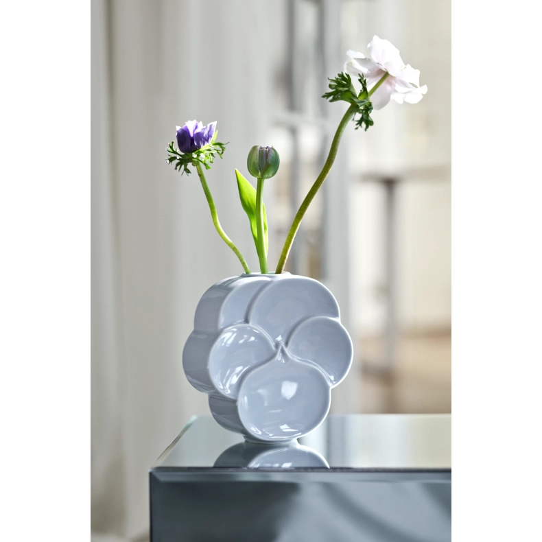 Lyngby Porcel�n Flower stedmoderblomst vase lysebl� H 17 cm