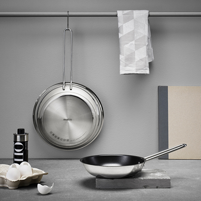 Eva Trio Recycled Stainless Steel stegepande med keramisk Slip-Let belgning 28cm